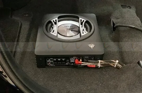 Loa sub gầm ghế có thiết kế chuyên dụng và không thể lắp đặt theo cách của dàn âm thanh gia đình