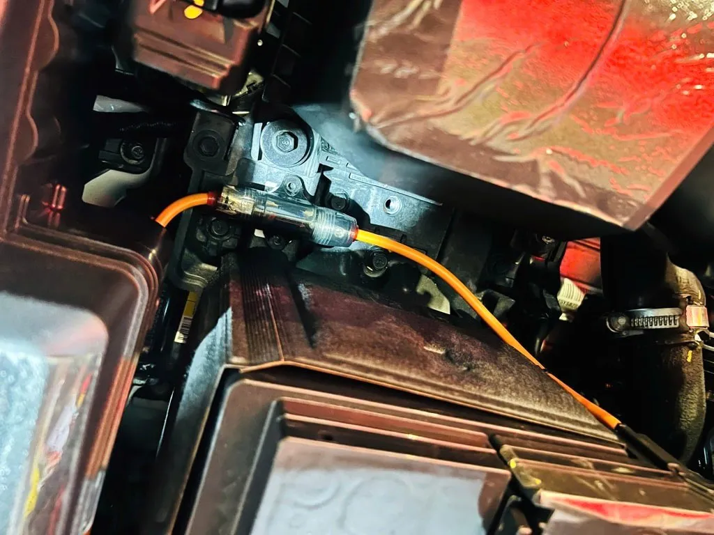 Hệ thống loa được lắp đặt hoàn chỉnh với sub và loa trung tâm trên xe Elantra