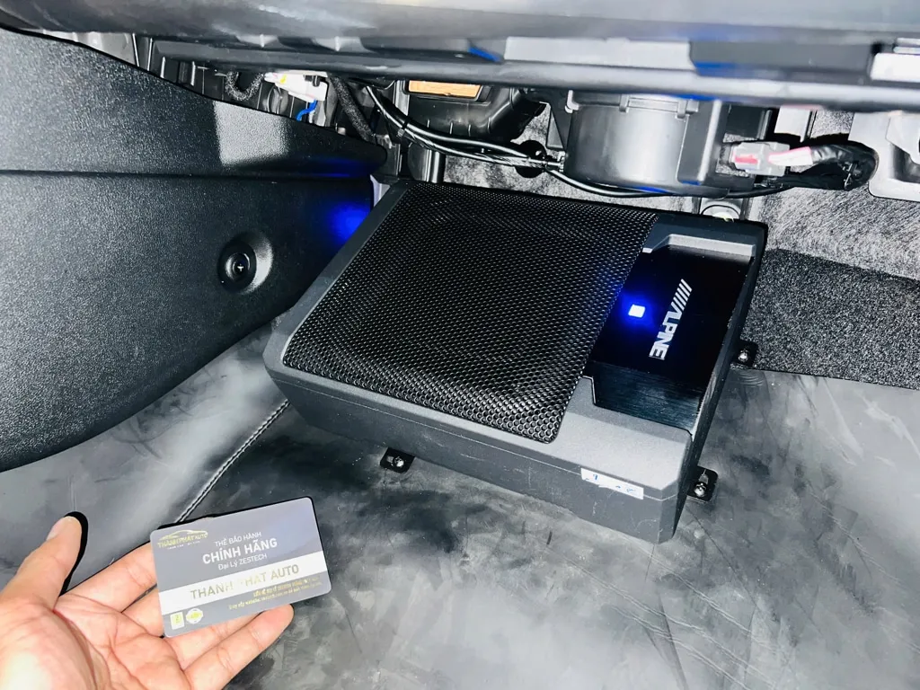 Hệ thống loa sub và loa trung tâm được lắp đặt chuyên nghiệp trên xe Elantra