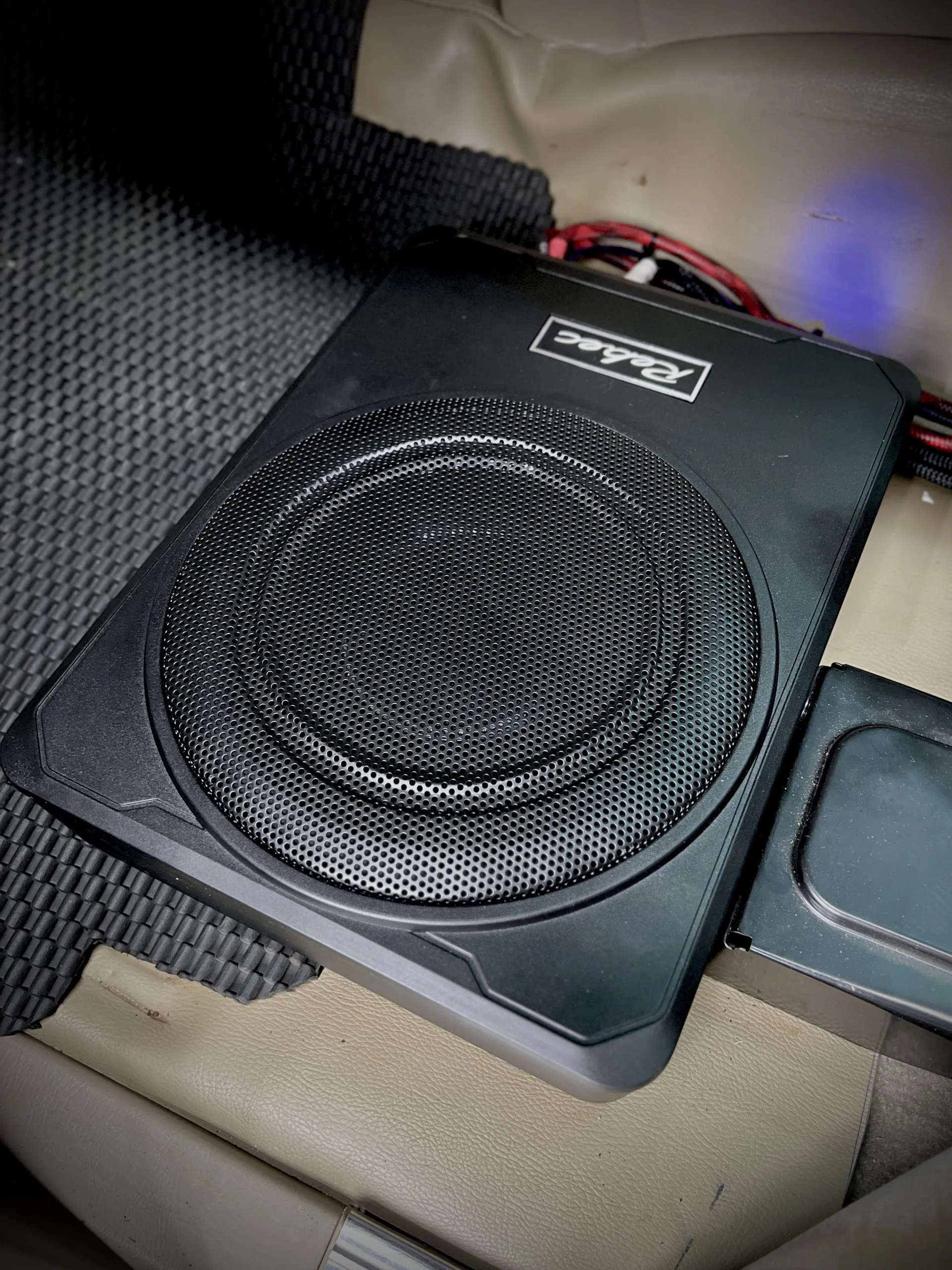 Loa sub gầm ghế ô tô Vinsub VS-8 Pro có thiết kế nhỏ gọn, dễ lắp đặt