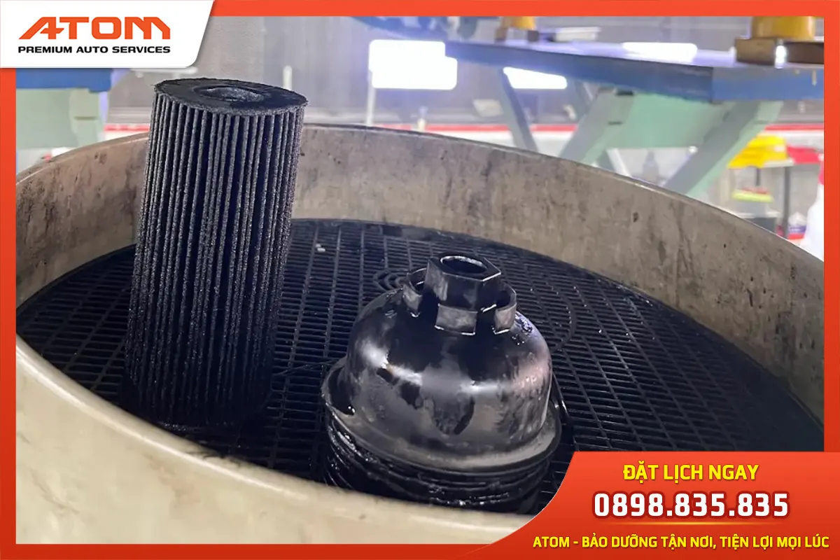 Thay cốc lọc dầu sau khi thay dầu nhớt 2 lần (Ảnh: Nguồn ATOM)