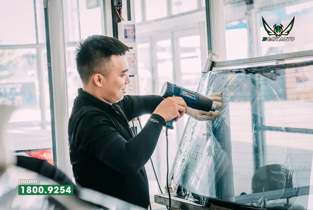 Học nghề trang trí nội thất ô tô: Hình ảnh đại diện cho phần dán phim cách nhiệt