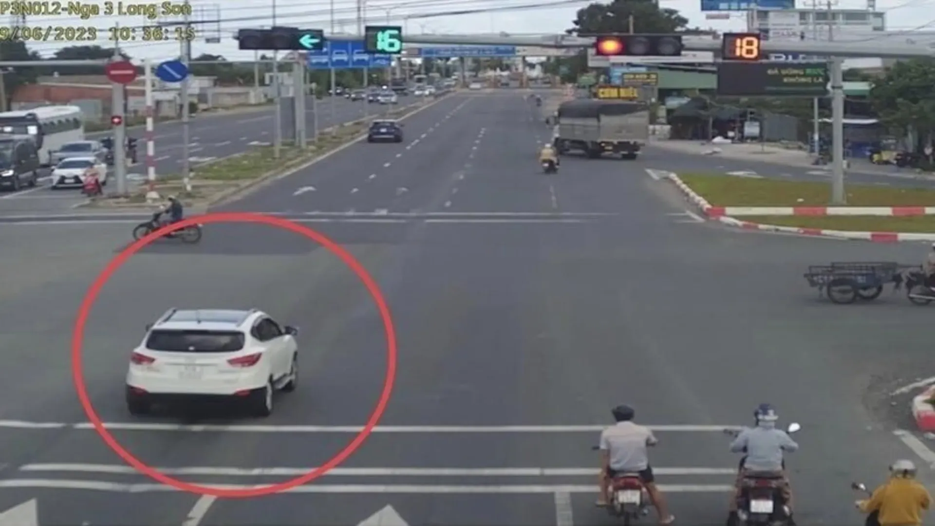 Xe tải vượt đèn đỏ có thể bị phạt tới 22 triệu đồng và trừ 10 điểm GPLX nếu gây tai nạn