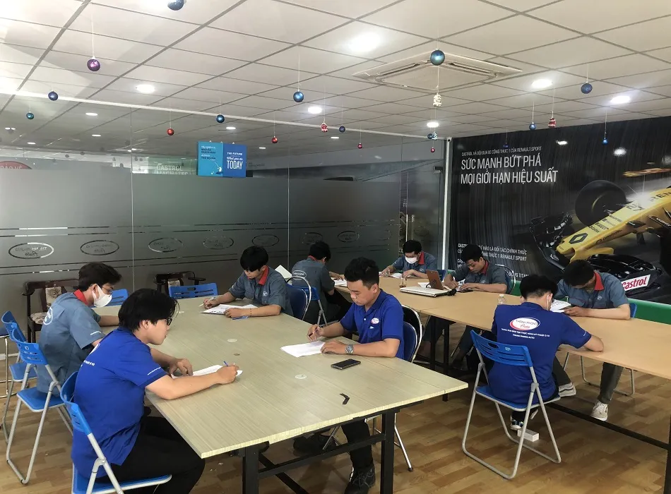 Khung cảnh lớp học lý thuyết sửa chữa ô tô chuyên nghiệp