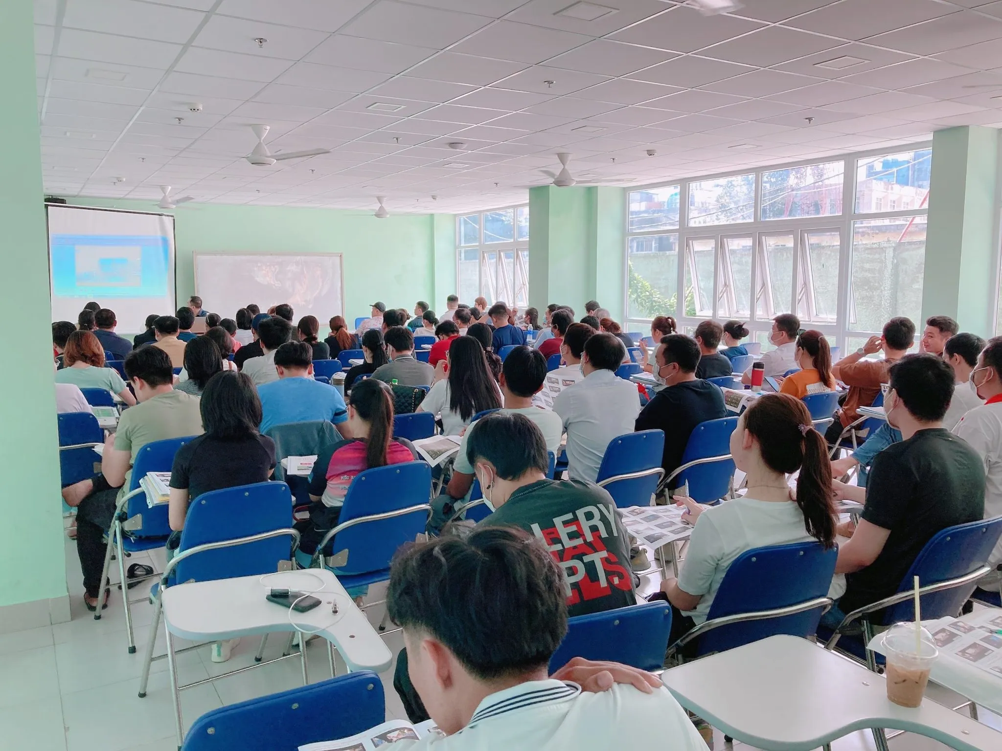 Học viên tham gia lớp học lý thuyết lái xe tại Trung tâm Thành Công