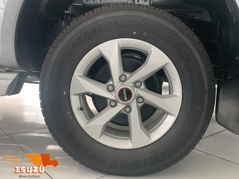 Lốp xe và vành hợp kim nhôm của xe Isuzu D-Max bán tải Prestige 1 cầu số sàn