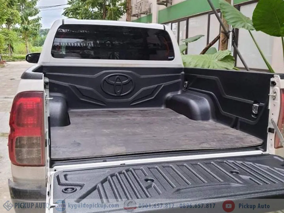 Lót sàn thùng bán tải băng tải Hilux màu đen, bề mặt nhám sần giúp tăng độ ma sát và chống trượt hàng hóa