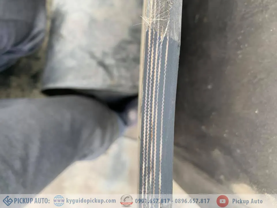 Góc nhìn chi tiết lót sàn thùng xe bán tải copy, cho thấy độ dày và độ bám dính của cao su công nghiệp