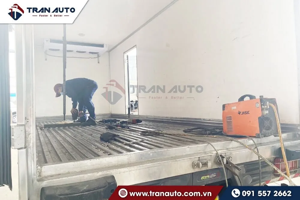 Thi công lót sàn xe tải đúng kỹ thuật tại xưởng chuyên nghiệp