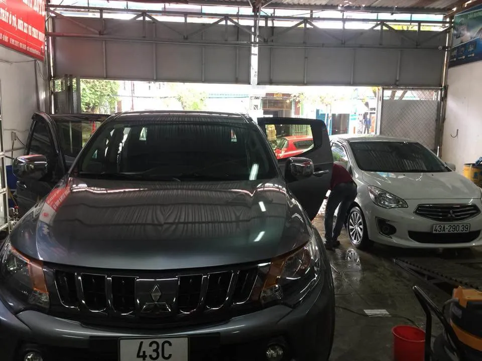 Chuyên gia thực hiện các thao tác trong nghề nội thất ô tô