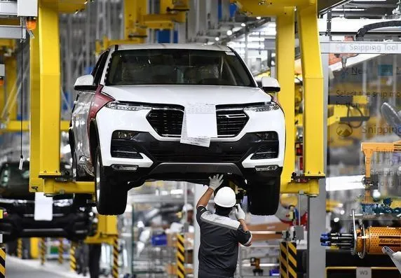 Hình ảnh dây chuyền sản xuất lắp ráp ô tô hiện đại trong nước