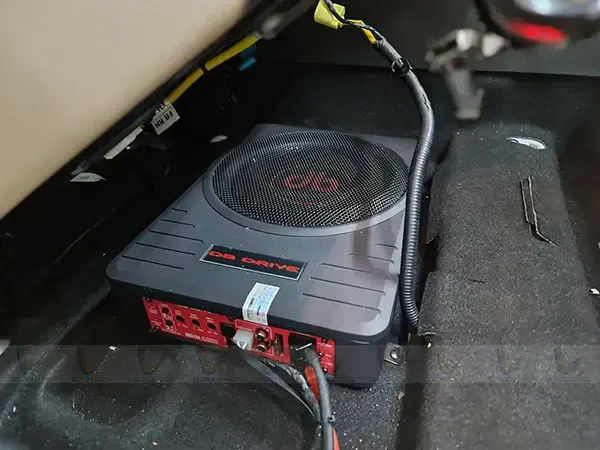 Lưu ý khi thực hiện cách lắp loa sub cho oto là phải đảm bảo an toàn điện và đi dây gọn gàng