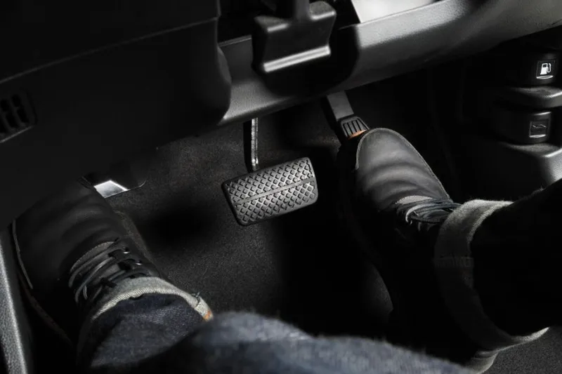 Lưu ý đặc biệt khi điều khiển chân ga