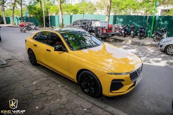 Xe VinFast Lux A2.0 dán đổi màu Vàng Bóng CG12, một lựa chọn phổ biến khi dán đổi màu xe ô tô tại Hà Nội