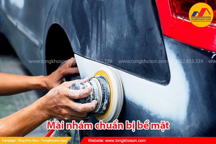 Mài nhám bề mặt sơn dặm xe ô tô là bước quan trọng để loại bỏ sơn cũ và rỉ sét