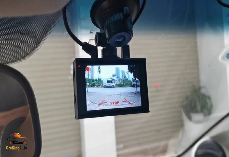 Màn hình hiển thị của camera lùi trên ô tô