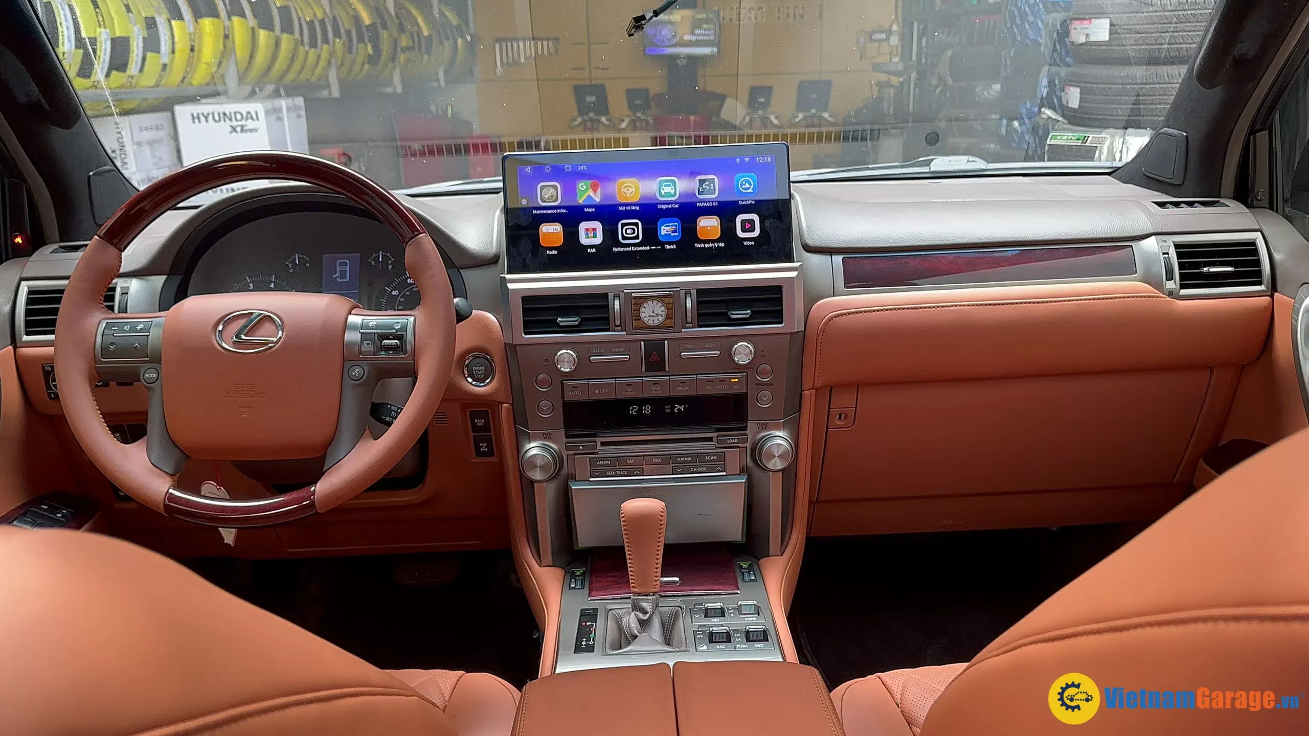 Kỹ thuật viên kiểm tra màn hình và hệ thống điện trên xe ô tô hạng sang