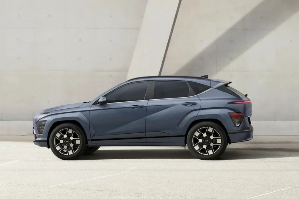 Mặt bên của xe Hyundai Kona Electric màu xanh