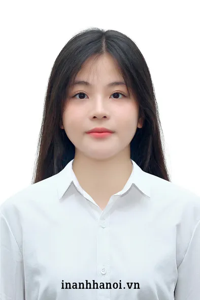 Ví dụ về trang phục áo sơ mi đơn sắc có cổ hợp lệ để chụp ảnh lái xe