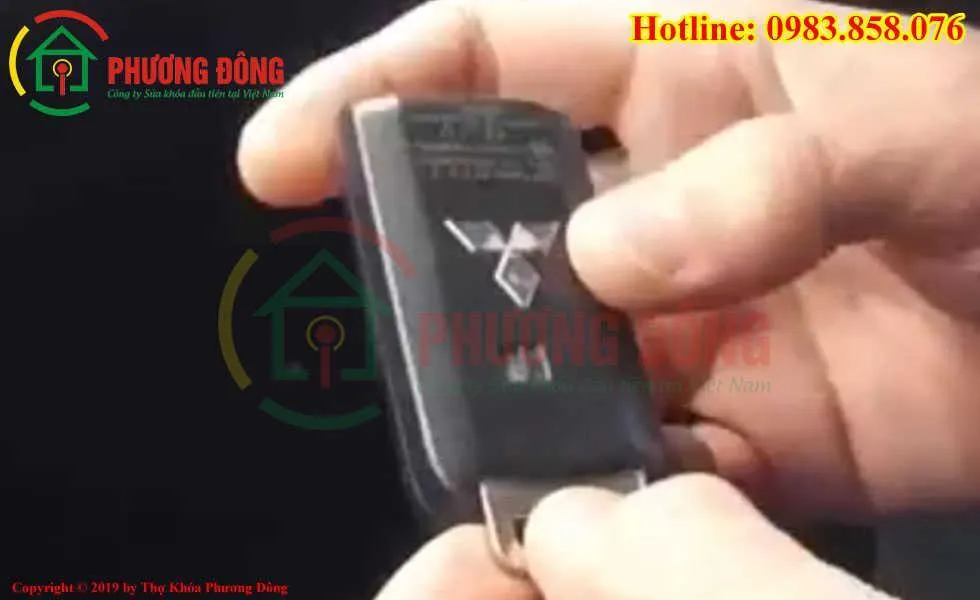 Mẫu chìa khóa Smartkey vuông Mitsubishi cần thay pin