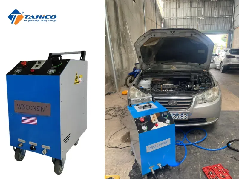 Toàn cảnh chiếc xe hơi đang được vệ sinh gầm và khoang máy bằng máy bắn đá khô