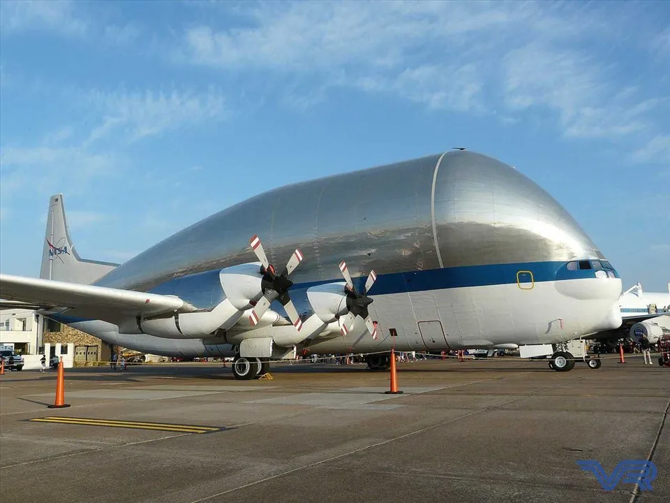 Máy bay vận tải Aero Spacelines Super Guppy với thân máy bay phình to đặc trưng, được NASA sử dụng để chở các bộ phận tên lửa và tàu vũ trụ