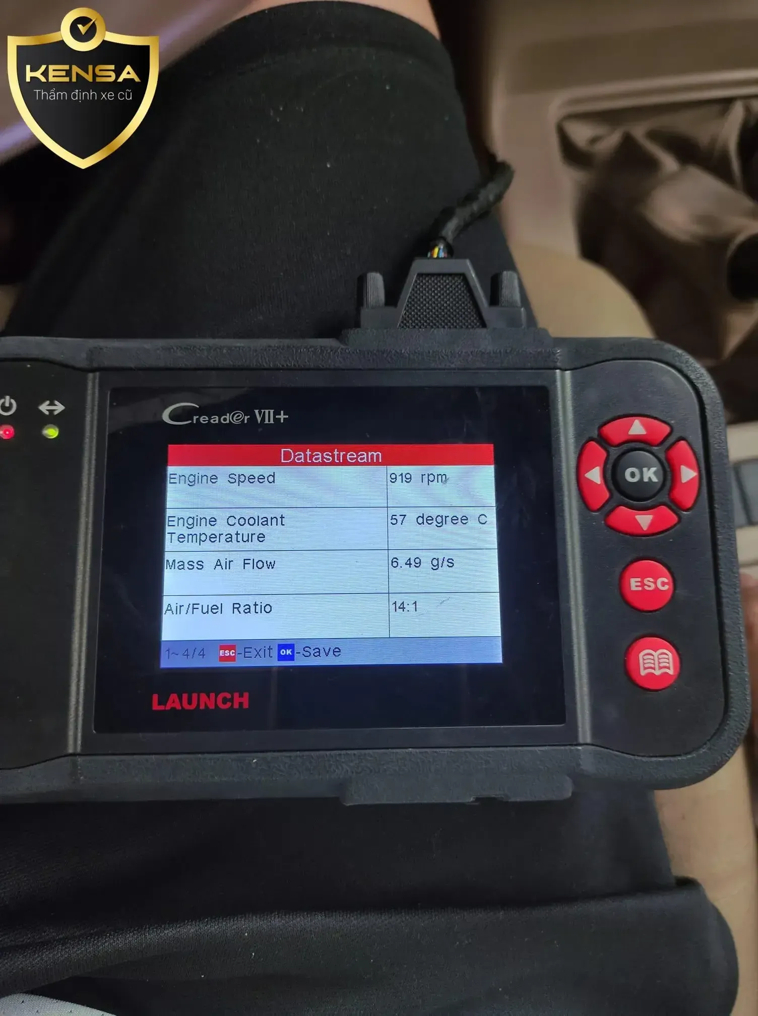 Chuyên gia kiểm tra động cơ Duramax của dòng xe bán tải Chevrolet Colorado bằng máy đọc lỗi