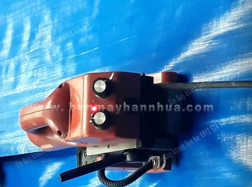 Máy ép bạt xe tải RFT 501 gia công bạt nhựa dứa xanh cam