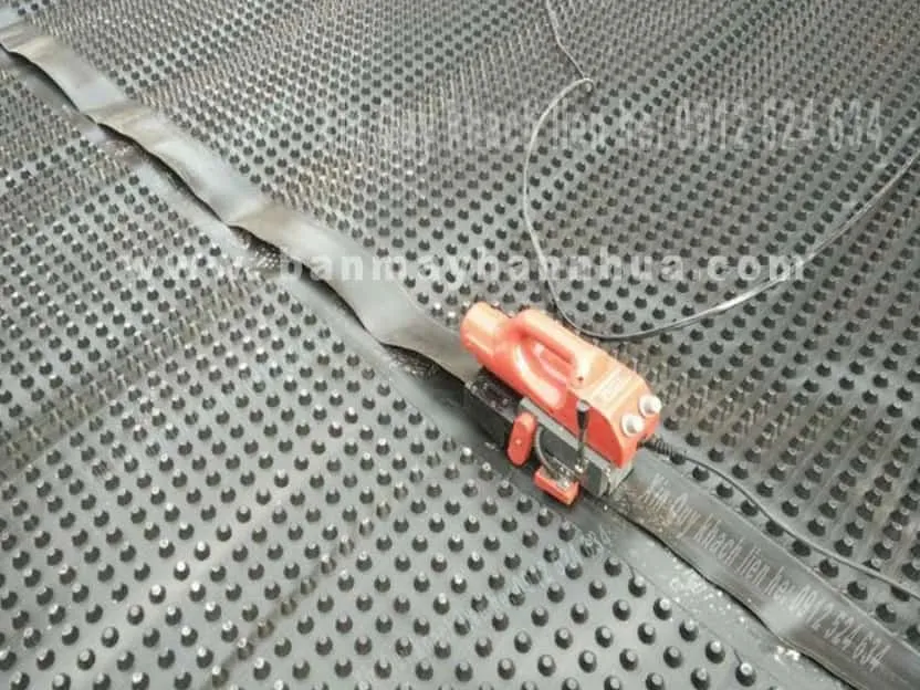 Thi công màng chống thấm bãi rác bằng máy hàn nhựa tự động