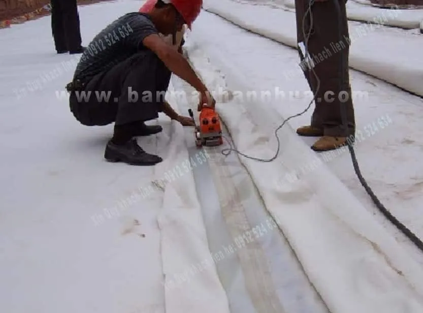 Thi công vải địa kỹ thuật bằng máy hàn nhựa công suất lớn