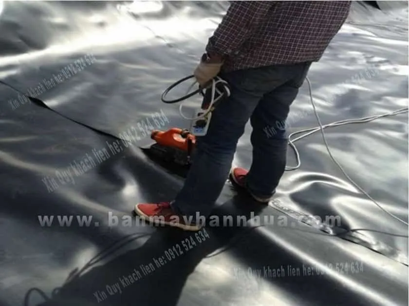 Máy ép bạt nhựa công nghiệp thi công hồ chứa nước sinh hoạt