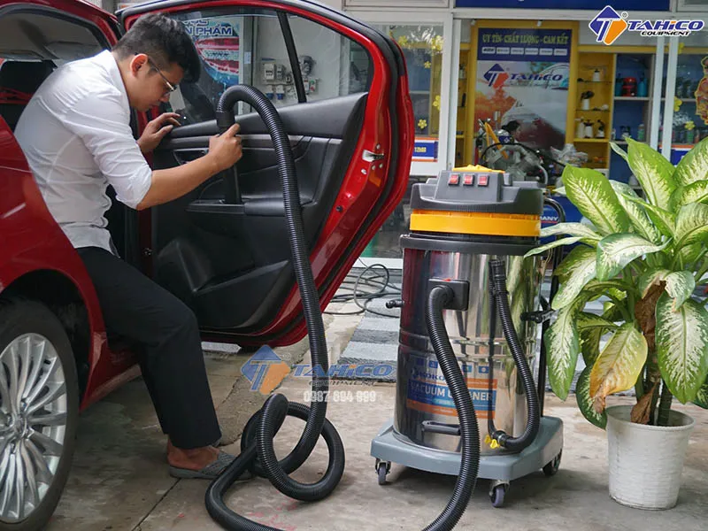 Nhân viên Tahico đang hướng dẫn sử dụng máy hút bụi cho tiệm rửa xe ô tô