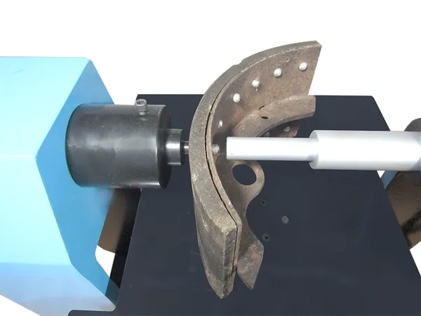 Thiết bị máy tán bố thắng chuyên dụng trong xưởng bảo dưỡng xe tải