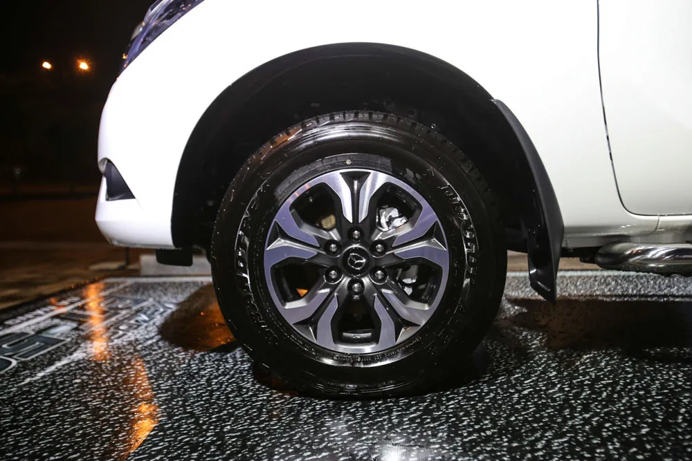 Đuôi xe Mazda BT-50 2018 được thiết kế mượt mà, khác biệt so với các xe bán tải truyền thống