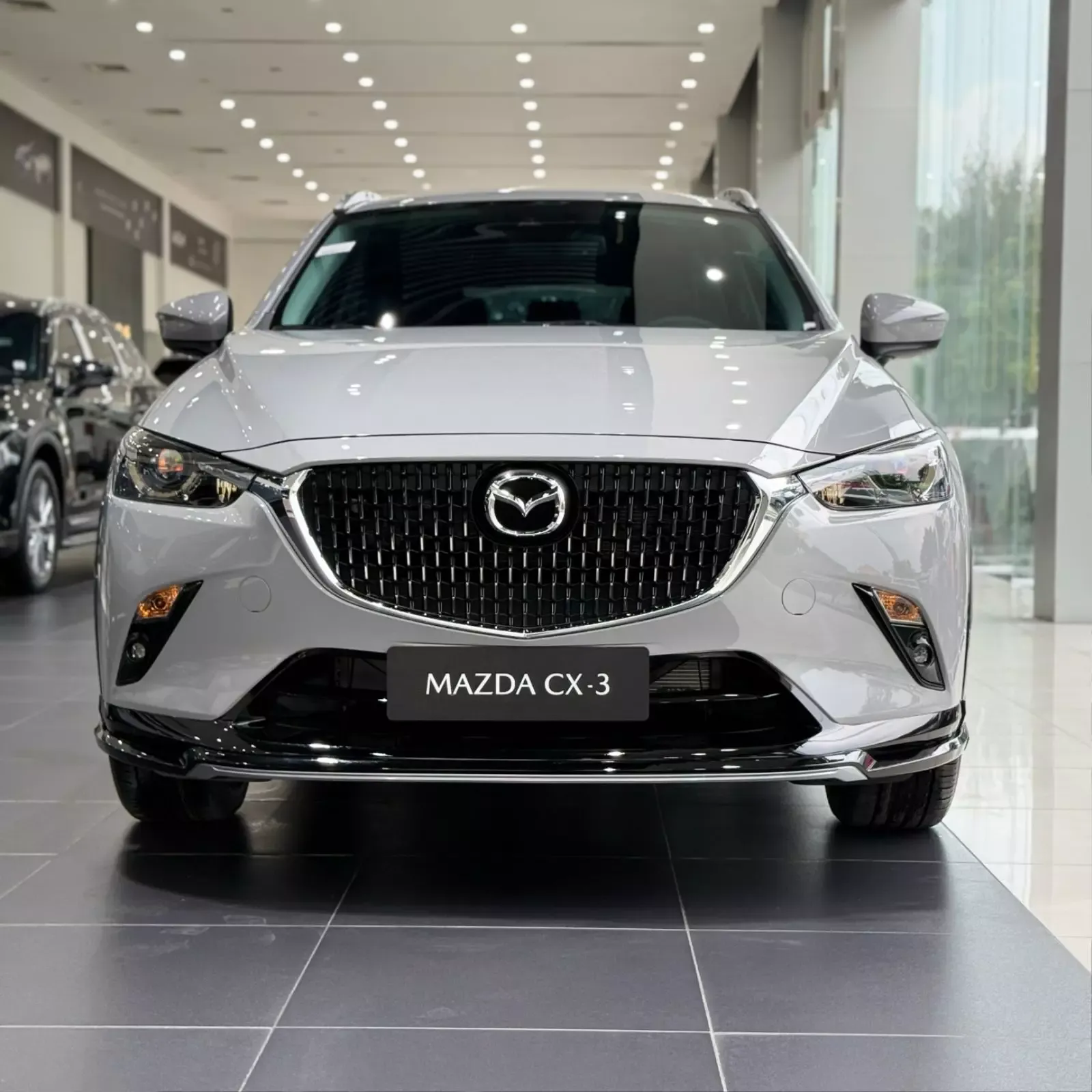 Đầu xe Mazda CX-3 màu xám tại đại lý.