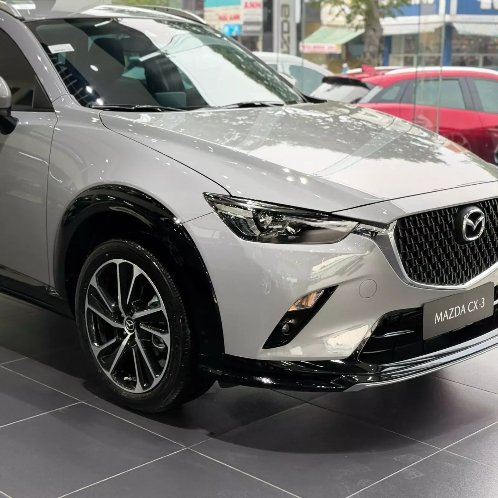 Bộ la-zăng 18 inch thiết kế thể thao trên Mazda CX-3 màu xám tại đại lý.