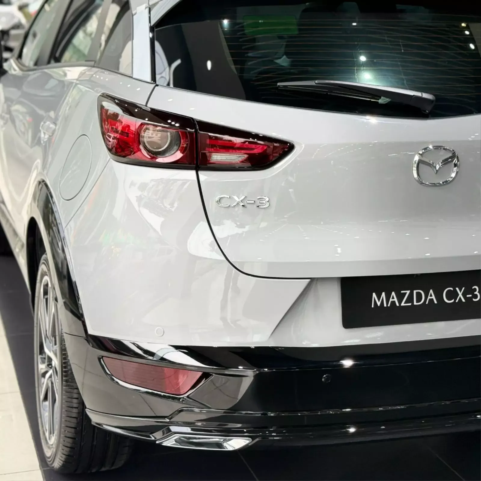 Đèn hậu LED trên xe Mazda CX-3 màu xám .