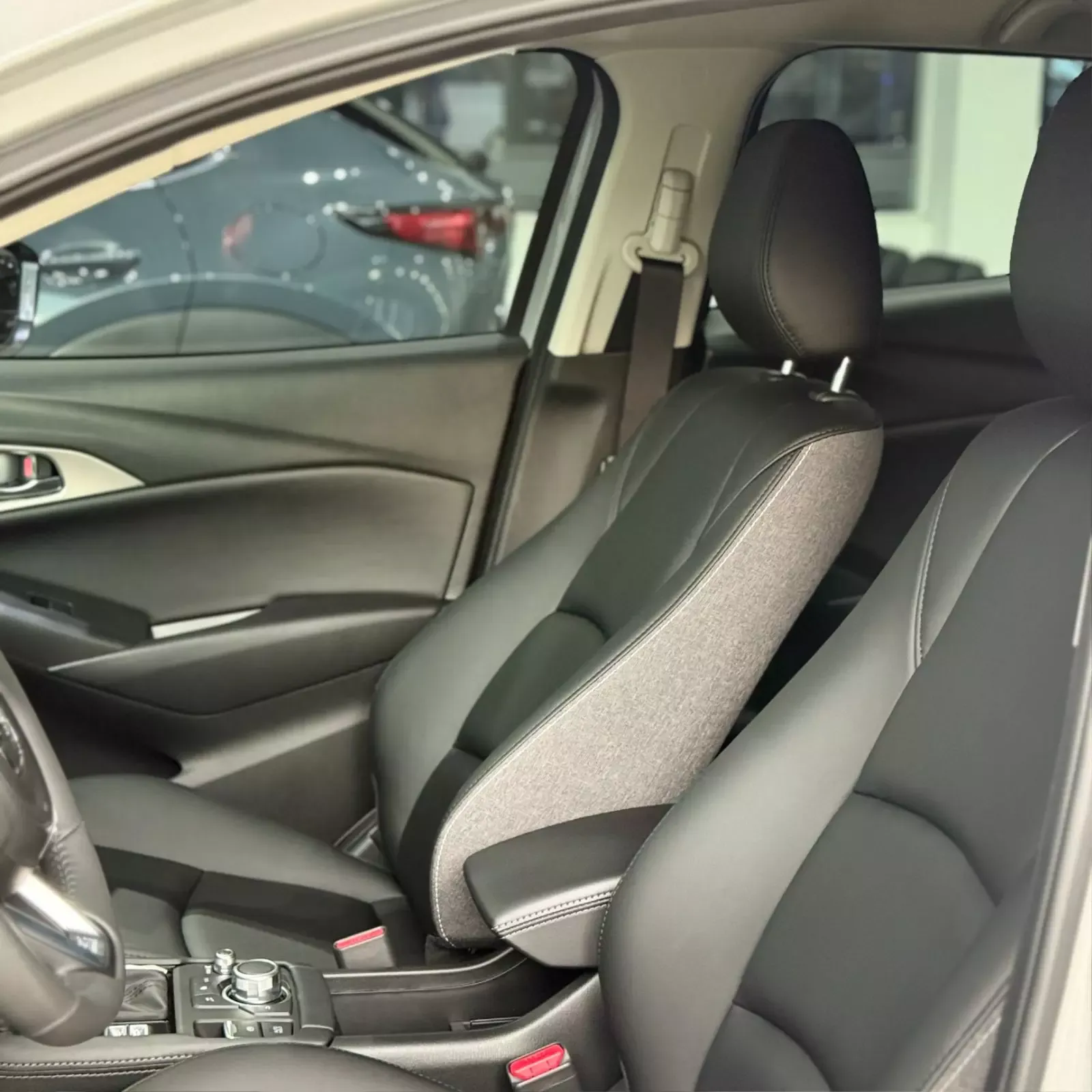Hàng ghế đầu của xe Mazda CX-3 .