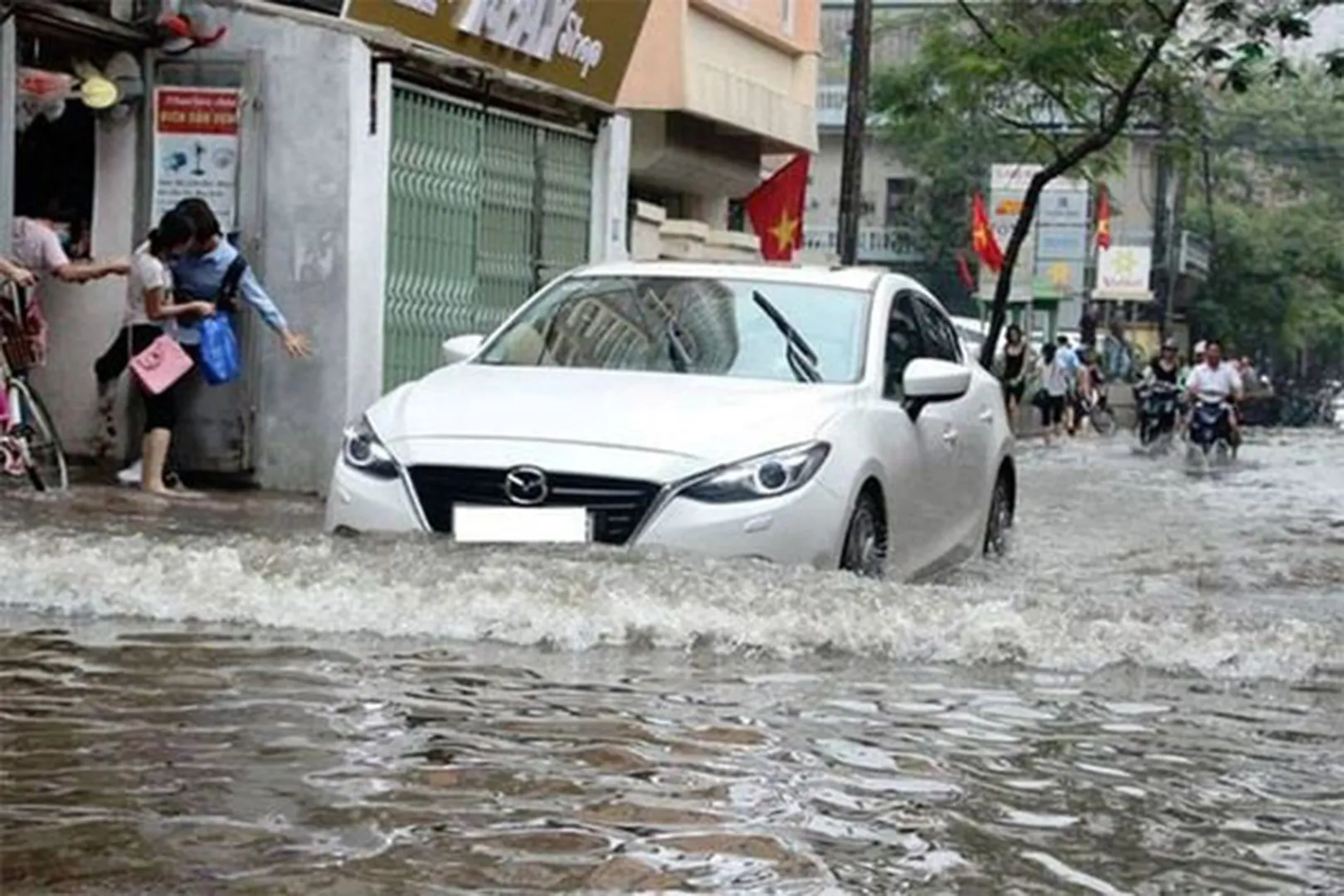 Xe ô tô di chuyển qua vùng ngập nước cần tuân thủ kỹ thuật lái xe đặc biệt để xử lý khi xe ô tô bị ngập nước