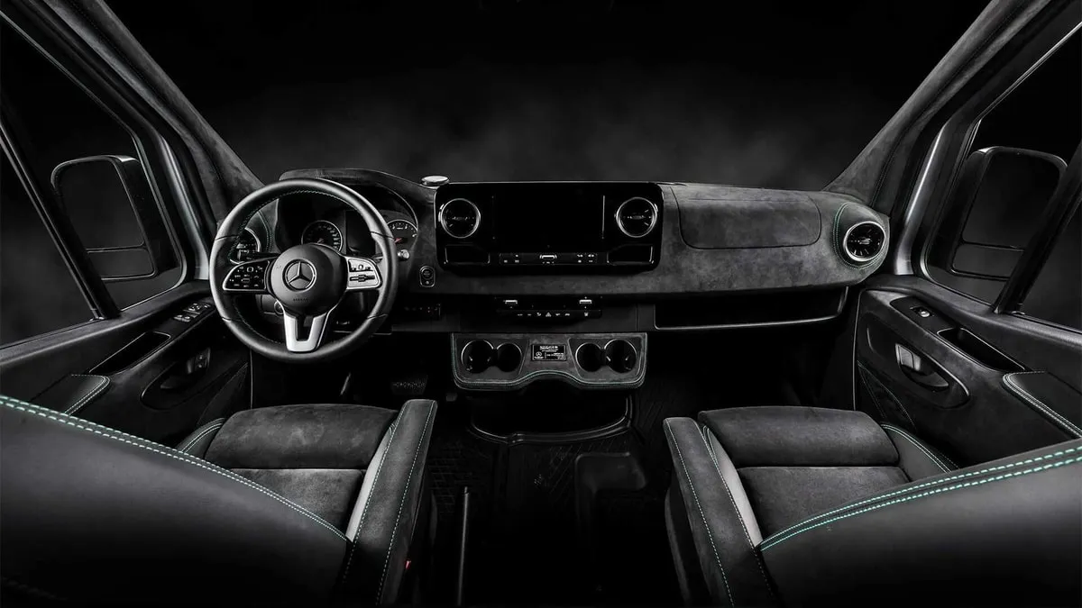 Nội thất bọc da Alcantara và viền chỉ xanh của khoang cabin xe Sprinter Kegger