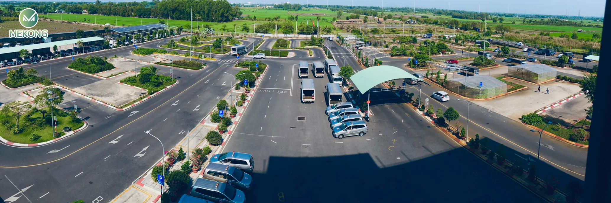 Thí sinh lái xe đường trường dưới sự giám sát