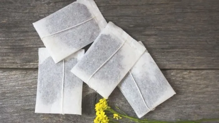 Than hoạt tính trong túi vải được sử dụng để khử mùi da mới trên ô tô