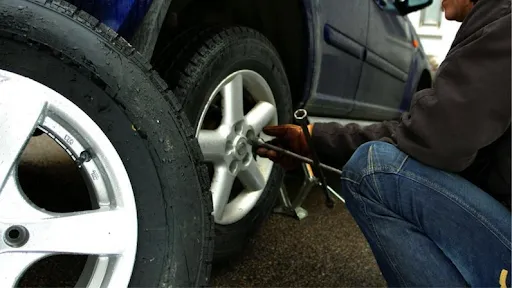 Kiểm tra áp suất lốp mỗi lần đổ xăng, cũng như độ mòn của xe