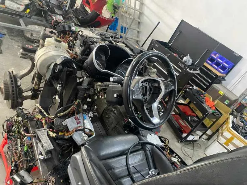 Học viên thực hành đánh pan trên xe Mercedes-Benz tại trung tâm EcuBoot