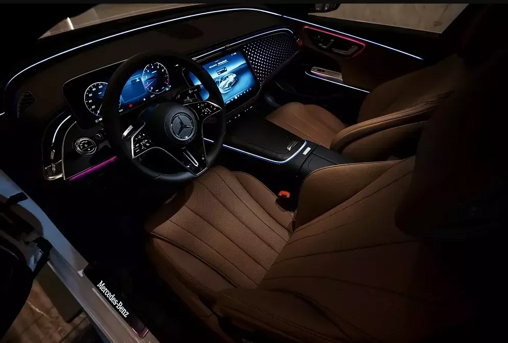 Nội thất Mercedes-Benz E 200 Exclusive.