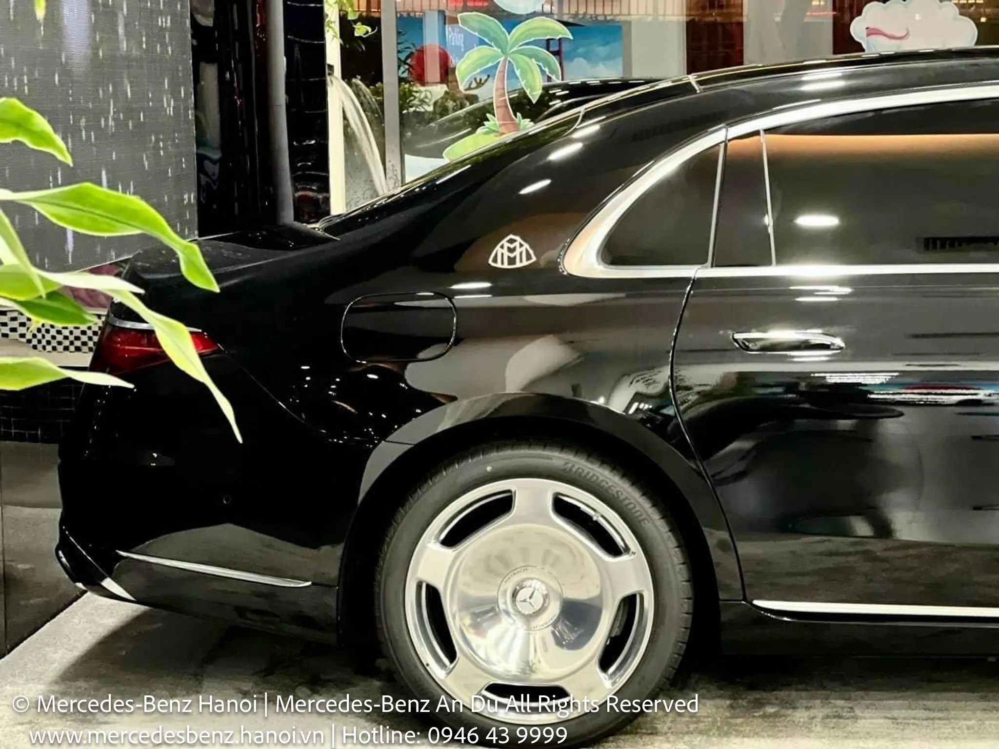 Góc nhìn hông xe Mercedes-Maybach S450 4Matic kéo dài