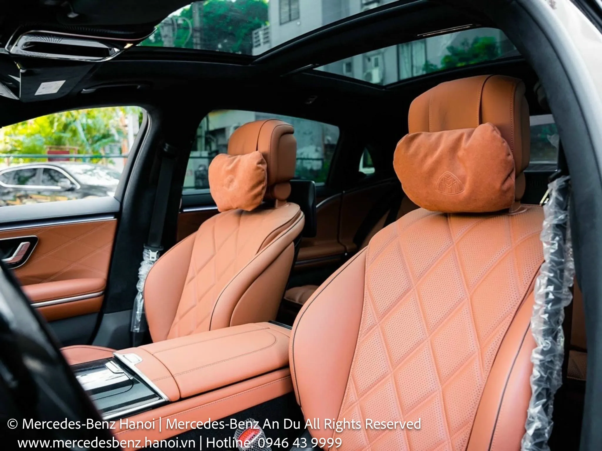 Nội thất xe Mercedes-Maybach S450 với tông màu đen quyền lực