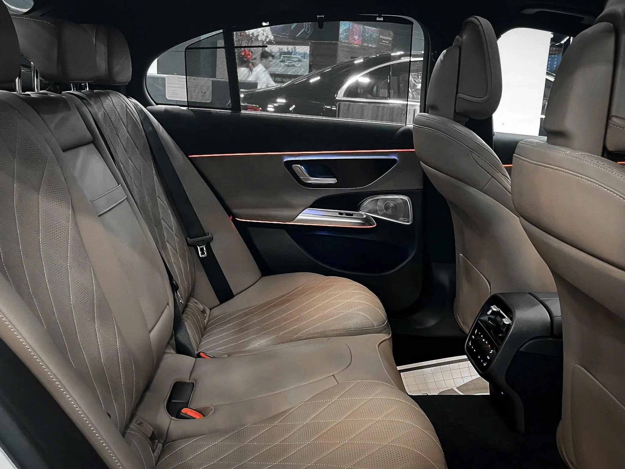 Khoang hành khách trên Mercedes E300 AMG