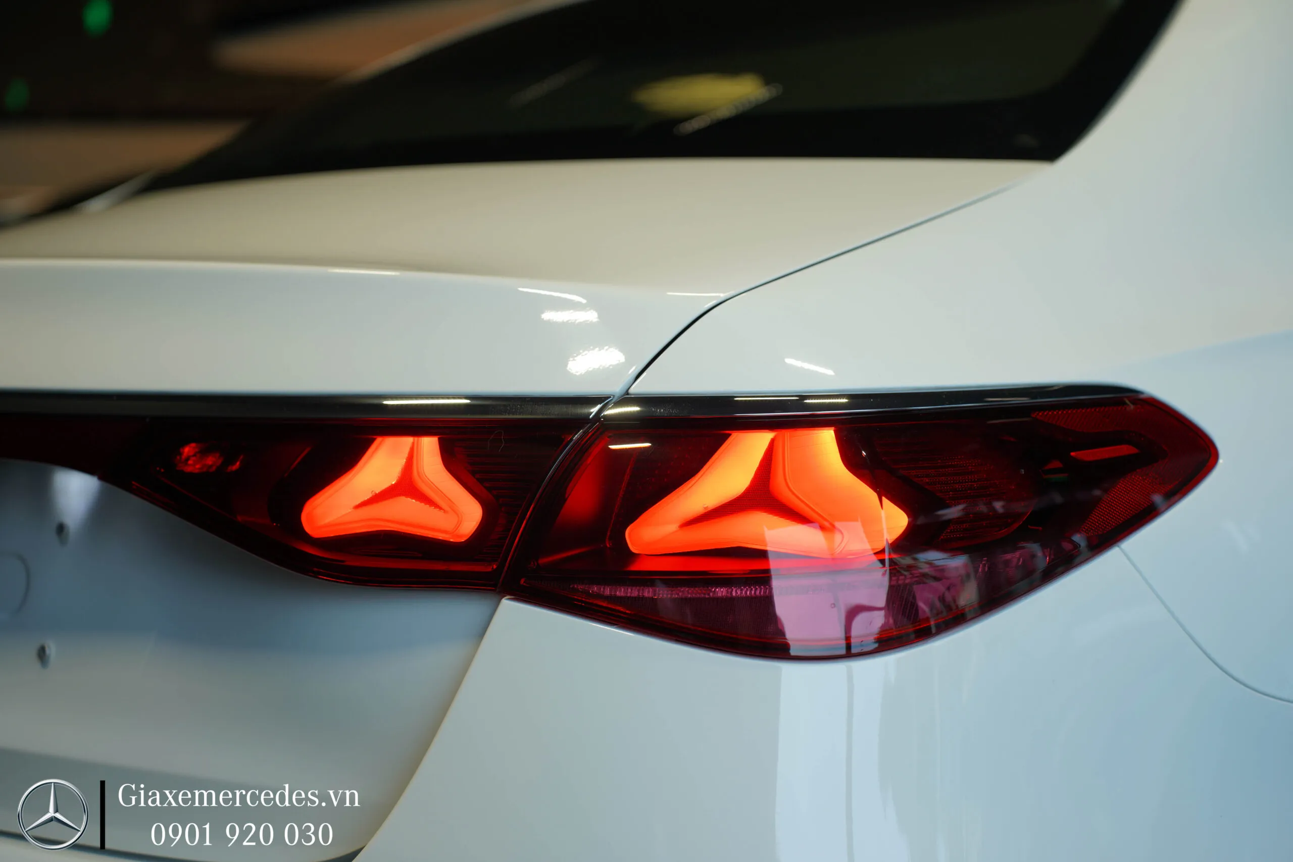 Cụm đèn hậu trên Mec E300 AMG được thiết kế mới