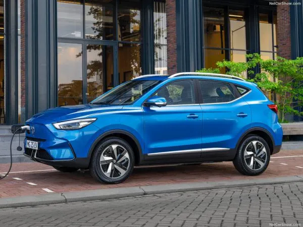 MG ZS EV màu đỏ đỗ trên đường phố